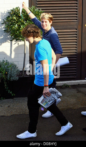 Niall Horan und Harry Styles von einer Richtung in "The X Factor" Studios London, England Stockfoto