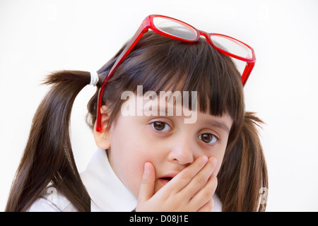 Das Mädchen von fünf Jahren mit roten Punkten auf weißem Hintergrund Stockfoto