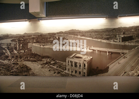 Japan, Hiroshima, Anzeige in Hiroshima Peace Museum zeigt die Stadt direkt nach der Explosion der Atombombe. Stockfoto