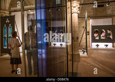 DAS INTERNATIONALE ZENTRUM FÜR GLASMALEREI KÖNNEN BESUCHER ENTDECKEN SIE KUNST TECHNIKEN GLASMALEREI MACHEN. SONDERAUSSTELLUNG: Stockfoto