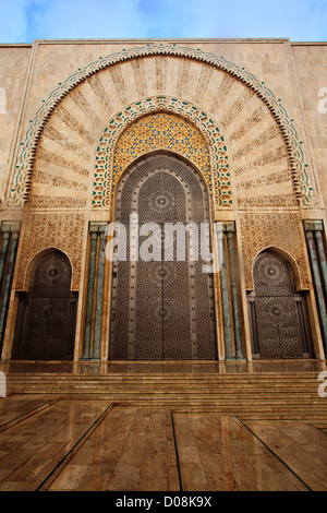 Nahaufnahme des großen verzierten Fassade messing Haustür weg in die Moschee Hassan II in Casablanca, Marokko. Stockfoto