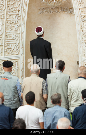 Zagreb, Kroatien - 25. September 2012. Zagreb-Imam führt Nachmittagsgebet in Moschee am 25. September 2012 in Zagreb, Kroatien. Stockfoto