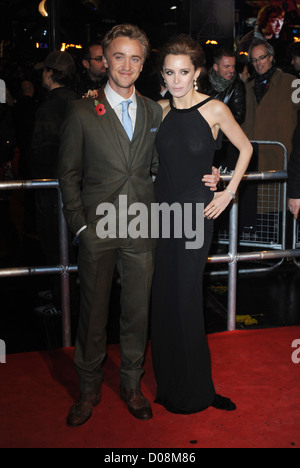 Tom Felton und Gast im Odeon Leicester Square statt Weltpremiere von "Harry Potter und die Heiligtümer des Todes Teil 1"- Stockfoto