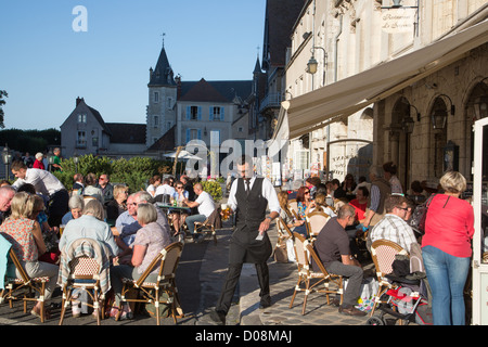 BAR RESTAURANT VOR DER KATHEDRALE CHARTRES EURE-ET-LOIR (28) FRANKREICH Stockfoto