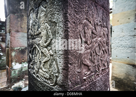 Antike Schnitzereien Apsara tanzenden Frau übernehmen verschiedene Farben als die Ruinen von Angkor Wat Alter in Siem Reap Stockfoto
