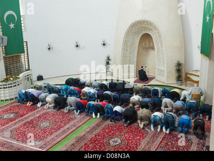 Zagreb, Kroatien - 25. September 2012. Zagreb-Imam führt Nachmittagsgebet in Moschee am 25. September 2012 in Zagreb, Kroatien. Stockfoto