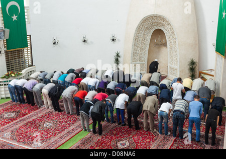 Zagreb, Kroatien - 25. September 2012. Zagreb-Imam führt Nachmittagsgebet in Moschee am 25. September 2012 in Zagreb, Kroatien. Stockfoto