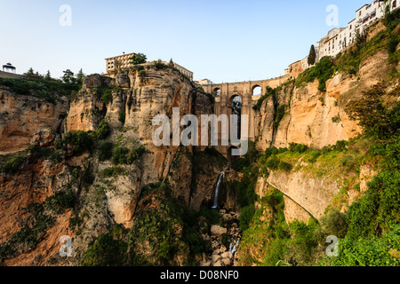 Die neue Brücke aus dem 18. Jahrhundert in der Tajo-Schlucht in Ronda, Spanien Stockfoto