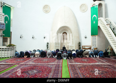 Zagreb, Kroatien - 25. September 2012. Zagreb-Imam führt Nachmittagsgebet in Moschee am 25. September 2012 in Zagreb, Kroatien. Stockfoto