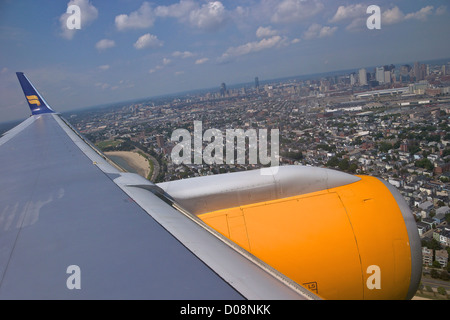 Blick vom Icelandair Passagierjet Flugzeug Fenster in Boston, USA Stockfoto