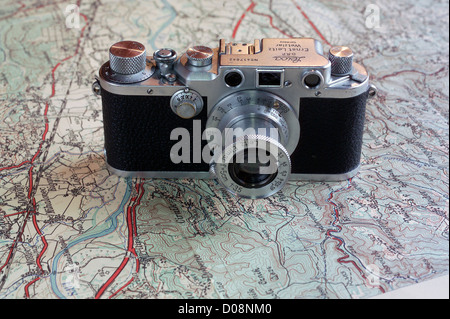 Messsucherkamera Leica IIIc aus den 1930er Jahren auf Reisekarte Stockfoto