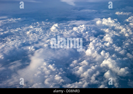 Luftaufnahme von Wolken von Passagier-Jet bei 30.000 Fuß Stockfoto