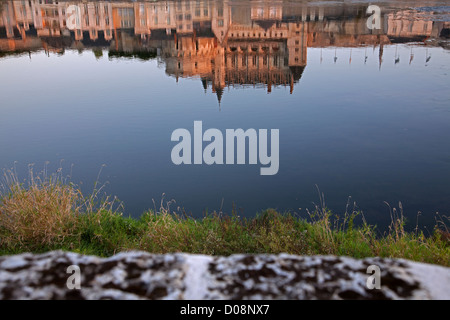 REFLEXION DES KÖNIGLICHEN SCHLOSSES IN DER LOIRE LA CROIX SAINT-JEAN INSEL AMBOISE INDRE-ET-LOIRE (37) FRANKREICH Stockfoto