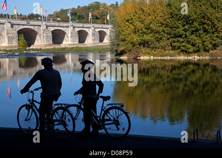 PAAR RADFAHRER AUF BANKEN LOIRE IN FRONT PONT WILSON BRÜCKE TOURS "LOIRE VELO" RADFAHREN REISEROUTE INDRE-ET-LOIRE (37) FRANKREICH Stockfoto