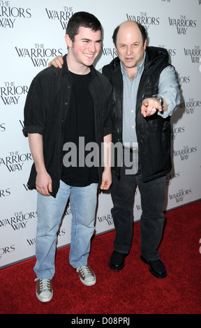 Jason Alexander und Sohn Gabriel das Screening von "The Warrior Weg" an der CGV Kinos Los Angeles, Kalifornien - 19.11.10 Stockfoto