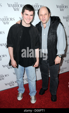 Jason Alexander und Sohn Gabriel das Screening von "The Warrior Weg" an der CGV Kinos Los Angeles, Kalifornien - 19.11.10 Stockfoto