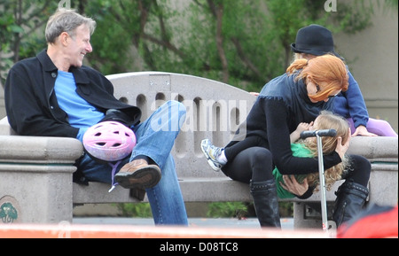 Marcia Cross, ihr Ehemann Tom Mahoney und ihre Töchter Eden und Savannah in einem Park in Santa Monica Santa Monica, Kalifornien Stockfoto