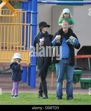 Marcia Cross, ihr Ehemann Tom Mahoney und ihre Töchter Eden und Savannah in einem Park in Santa Monica Santa Monica, Kalifornien Stockfoto