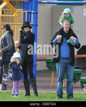 Marcia Cross, ihr Ehemann Tom Mahoney und ihre Töchter Eden und Savannah in einem Park in Santa Monica Santa Monica, Kalifornien Stockfoto