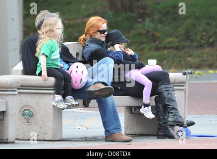 Marcia Cross, ihr Ehemann Tom Mahoney und ihre Töchter Eden und Savannah in einem Park in Santa Monica Santa Monica, Kalifornien Stockfoto