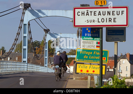 RADFAHRER AUF DER BRÜCKE VON CHÂTEAUNEUF-SUR-LOIRE DIE "LOIRE EIN VELO" RADSPORT REISEROUTE LOIRET (45)-FRANKREICH Stockfoto