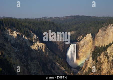 Regenbogen über Lower Falls vom Künstler Point, Grand Canyon of the Yellowstone River, Yellowstone-Nationalpark, Wyoming, USA Stockfoto