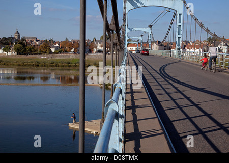 FAHRRÄDER FISCHER AUF BRÜCKE VOR DORF "LOIRE VELO" CYCLING ROUTE LOIRET IN CHÂTEAUNEUF-SUR-LOIRE (45) FRANCE Stockfoto