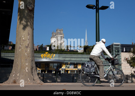 RADFAHREN ENTLANG DER LOIRE QUAI CHATELET SAINTE-CROIX CATHEDRAL "LOIRE VELO" RADFAHREN REISEROUTE ORLEANS LOIRET (45) FRANKREICH Stockfoto