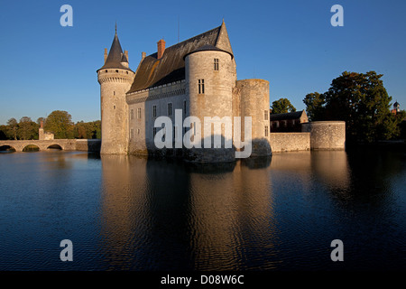 DAS RENAISSANCE-SCHLOSS VON SULLY-SUR-LOIRE BEI SONNENUNTERGANG LOIRET (45) FRANCE Stockfoto