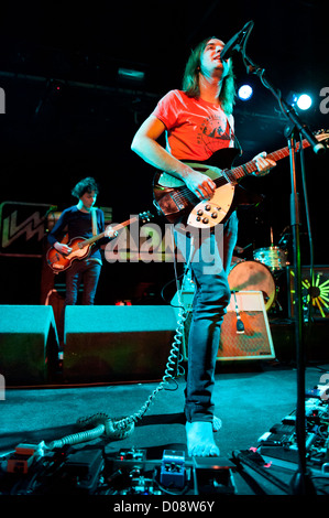 Australische Indie-Band, Tame Impala in Konzert mit Führer Sänger, Kevin Parker, The Leadmill. Sheffield, UK, Nov 2012. Stockfoto