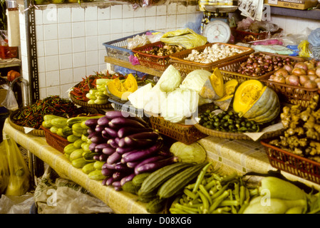 Angelboote/Fischerboote, Fisch, Gemüse, Strände, Sonnenuntergänge, Kokosnuss-Plantagen, Dschungel, Moschee, Kuala Terengganu, Ostküste Malaysia Stockfoto