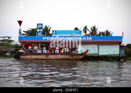 PETROVIETNAM SCHWIMMENDE TANKSTELLE AM MEKONG-DELTA IN DER REGION VON CAN THO VIETNAM ASIEN Stockfoto