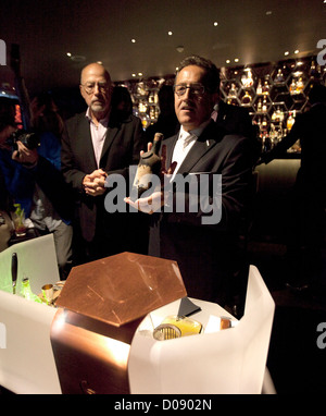 Salvatore Calabrese Vorbereitung einen Cocktail heute zum Preis von 5.500 EUR bei Salvatore Bar, 14 Old Park Lane, London (10.11.2012). Stockfoto