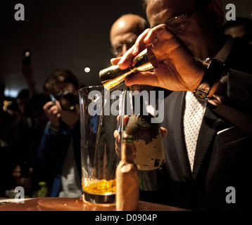 Salvatore Calabrese Vorbereitung einen Cocktail heute zum Preis von 5.500 EUR bei Salvatore Bar, 14 Old Park Lane, London (10.11.2012). Stockfoto