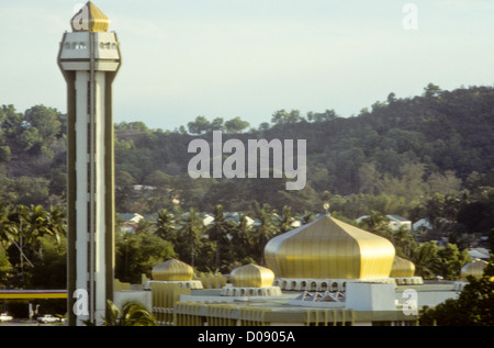 Angelboote/Fischerboote, Fisch, Gemüse, Strände, Sonnenuntergänge, Kokosnuss-Plantagen, Dschungel, Moschee, Kuala Terengganu, Ostküste Malaysia Stockfoto