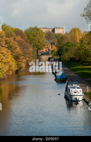 Ein Blick auf Nottingham Kanal mit Nottingham Castle Museum im Hintergrund. Stockfoto