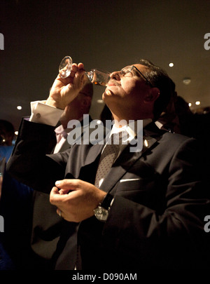 Salvatore Calabrese Vorbereitung einen Cocktail heute zum Preis von 5.500 EUR bei Salvatore Bar, 14 Old Park Lane, London (10.11.2012). Stockfoto