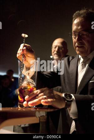 Salvatore Calabrese Vorbereitung einen Cocktail heute zum Preis von 5.500 EUR bei Salvatore Bar, 14 Old Park Lane, London (10.11.2012). Stockfoto