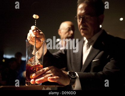 Salvatore Calabrese Vorbereitung einen Cocktail heute zum Preis von 5.500 EUR bei Salvatore Bar, 14 Old Park Lane, London (10.11.2012). Stockfoto