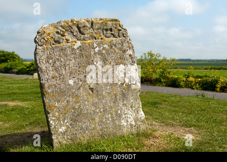 Grabsteine auf Gräbern bei Reculver Türme und Roman Fort, Reculver, Kent, England. Stockfoto