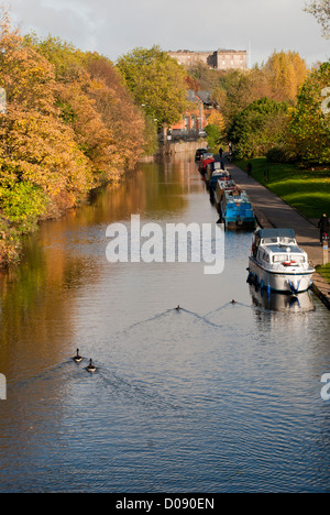 Ein Blick auf Nottingham Kanal mit Nottingham Castle Museum im Hintergrund. Stockfoto