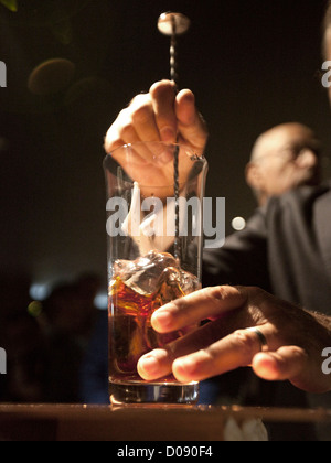 Salvatore Calabrese Vorbereitung einen Cocktail heute zum Preis von 5.500 EUR bei Salvatore Bar, 14 Old Park Lane, London (10.11.2012). Stockfoto