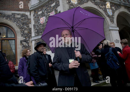 20. November 2012. London UK. Reverend Stephen France steht vor Kirche Haus in London. Der Church Of England Dachverband Synode wird später heute über ob Frauen Bischöfe dürfen abstimmen. Stockfoto
