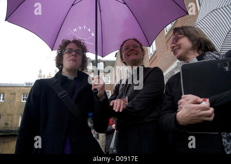 20. November 2012. London UK. Frauen Mitglieder des Klerus steht vor Kirche Haus in London. Der Church Of England Dachverband Synode wird später heute über ob Frauen Bischöfe dürfen abstimmen. Stockfoto