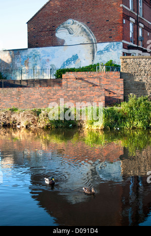 Bild eines Fisches gemalt auf der Seite einer Hauswand entlang des Kanals von Nottingham, Nottingham, England, UK, Stockfoto