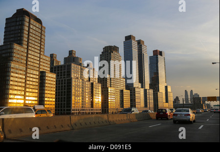 Fahrzeugverkehr bewegt sich entlang der West Side Highway in New York City. Stockfoto