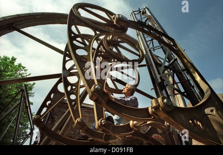 Dr. Jonathan Minns Gründer und Direktor des britischen Engineerium Hove mit seiner kinetischen Skulptur "Wasserkreislauf" Stockfoto