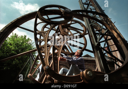 Dr. Jonathan Minns Gründer und Direktor des britischen Engineerium Hove mit seiner kinetischen Skulptur "Wasserkreislauf" Stockfoto