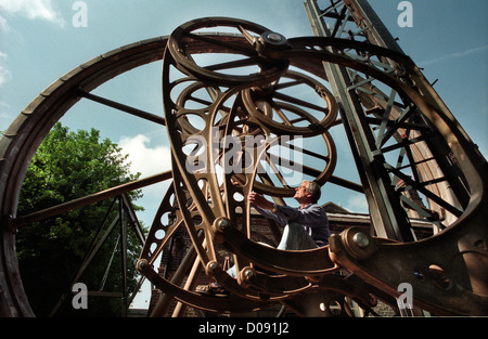 Dr. Jonathan Minns Gründer und Direktor des britischen Engineerium Hove mit seiner kinetischen Skulptur "Wasserkreislauf" Stockfoto