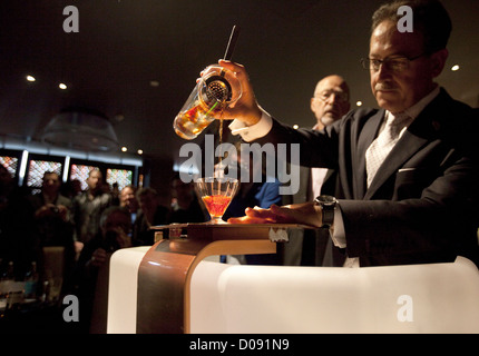 Salvatore Calabrese Vorbereitung einen Cocktail heute zum Preis von 5.500 EUR bei Salvatore Bar, 14 Old Park Lane, London (10.11.2012). Stockfoto